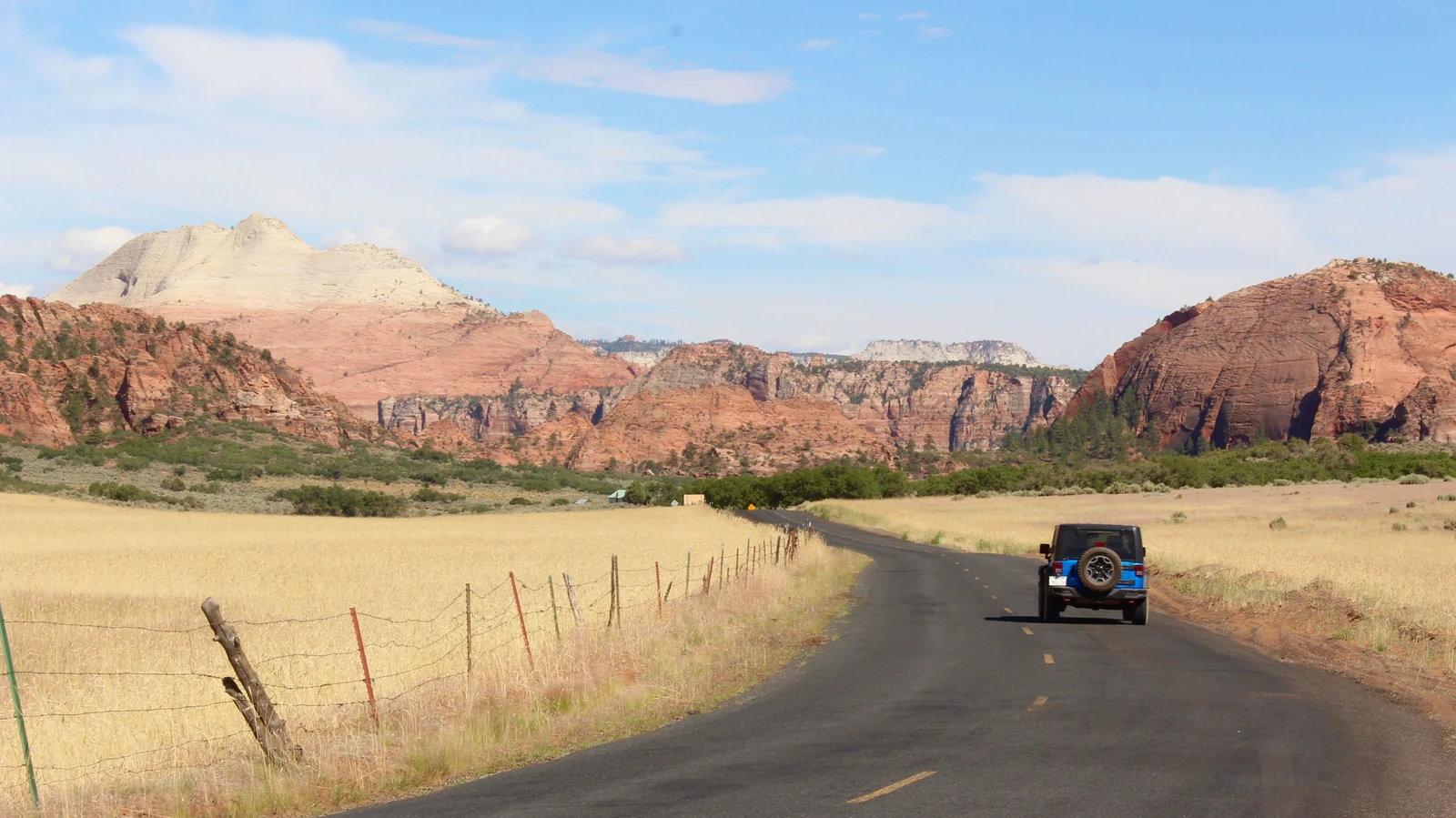 Jeep na drodze wśród skał w okolicach Zion w Utah